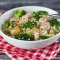 Quinoa z brokułami i kurczakiem w sosie miodowo-sezamowym