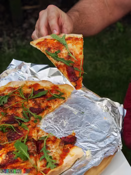 Najlepszy przepis na ciasto do pizzy - pizza pikantna z salami