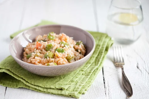 Risotto z bobem i pomidorami