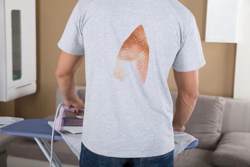 Jak usunąć świecące plamy po żelazku z ubrań? Poznaj kilka domowych sposobów!