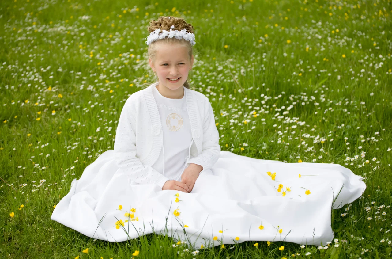 Ile kosztuje alba komunijna w 2026 roku? Niektóre ceny szokują, a rodzice mają swoje sposoby na oszczędzanie