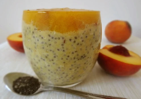 Pudding chia z płatkami owsianymi i brzoskwiniami