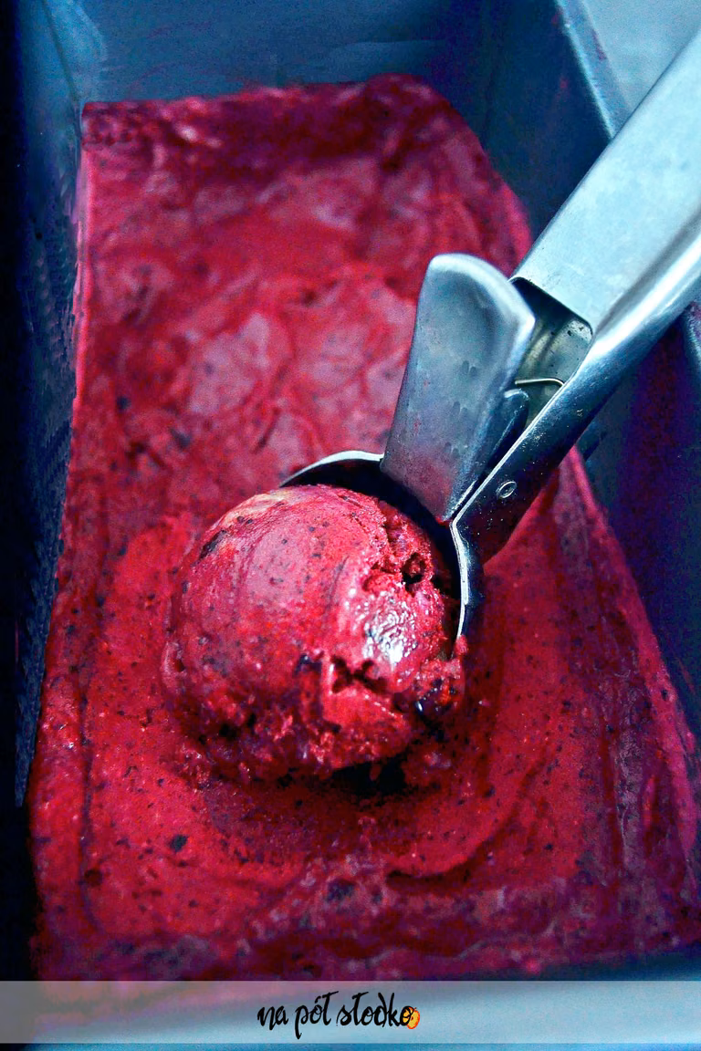 Wegańskie lody jagodowe bez cukru