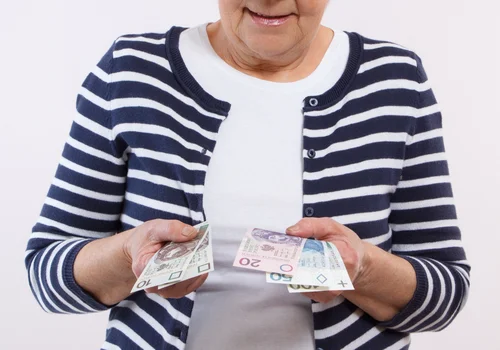 3276 zł rocznie specjalnego dodatku do emerytury! Przelewy trafią na konto tych osób do 15 maja