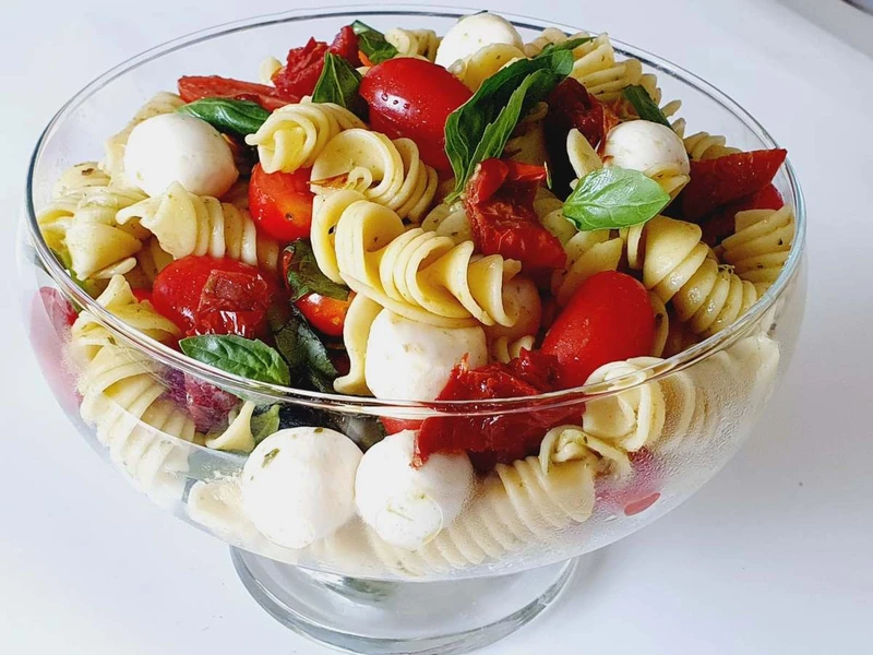 Sałatka z makaronem w stylu Caprese.