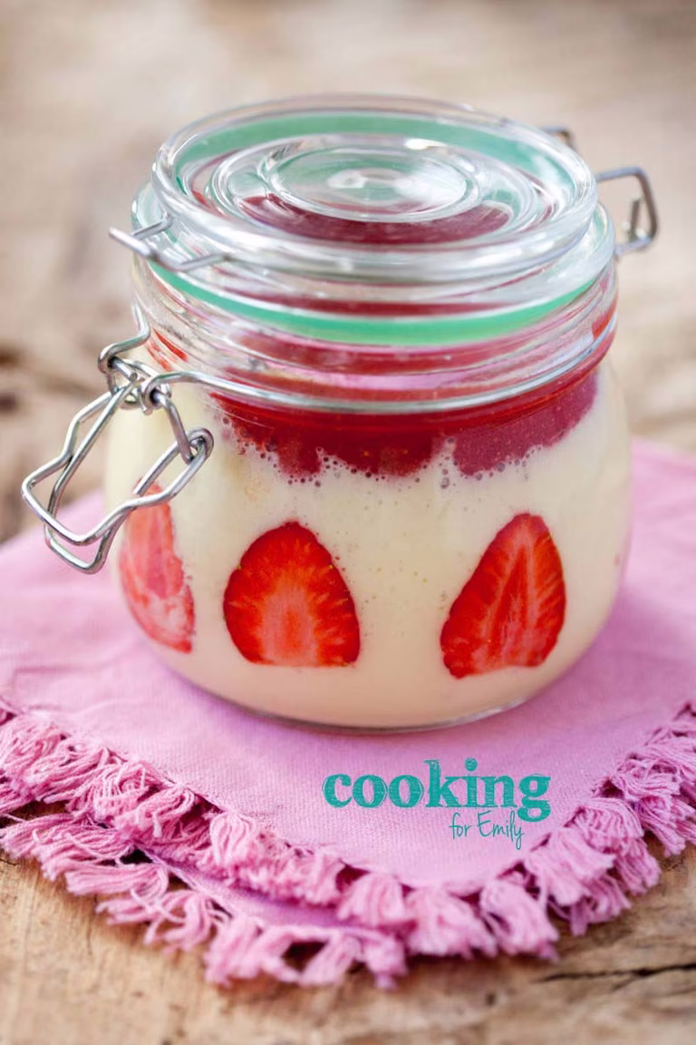 Smoothie anansowo-kokosowe z truskawkami