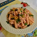 Makaron w lekkim sosie z oliwkami i pomidorami