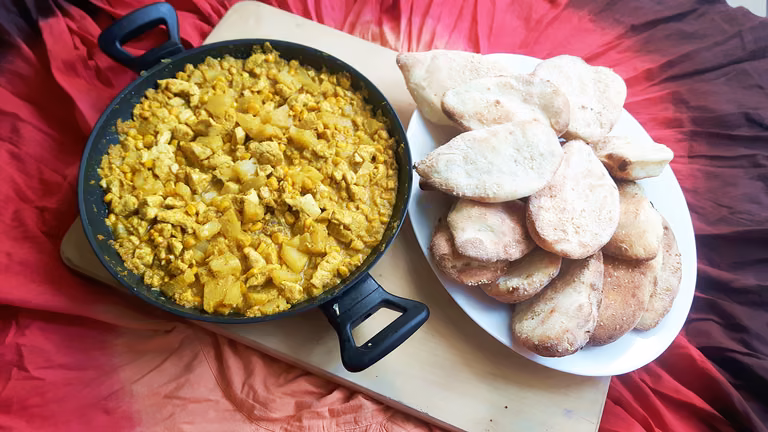 Curry z kurczaka z ananasem i chlebkami naan