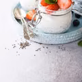 PUDDING Z CHIA, Z BORÓWKAMI I TRUSKAWKAMI