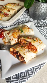 Tortilla zapiekana z mięsem mielonym i pieczarkami