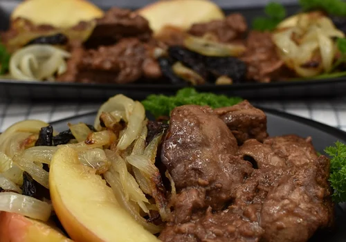 Wątróbka drobiowa z cebulką i śliwkami