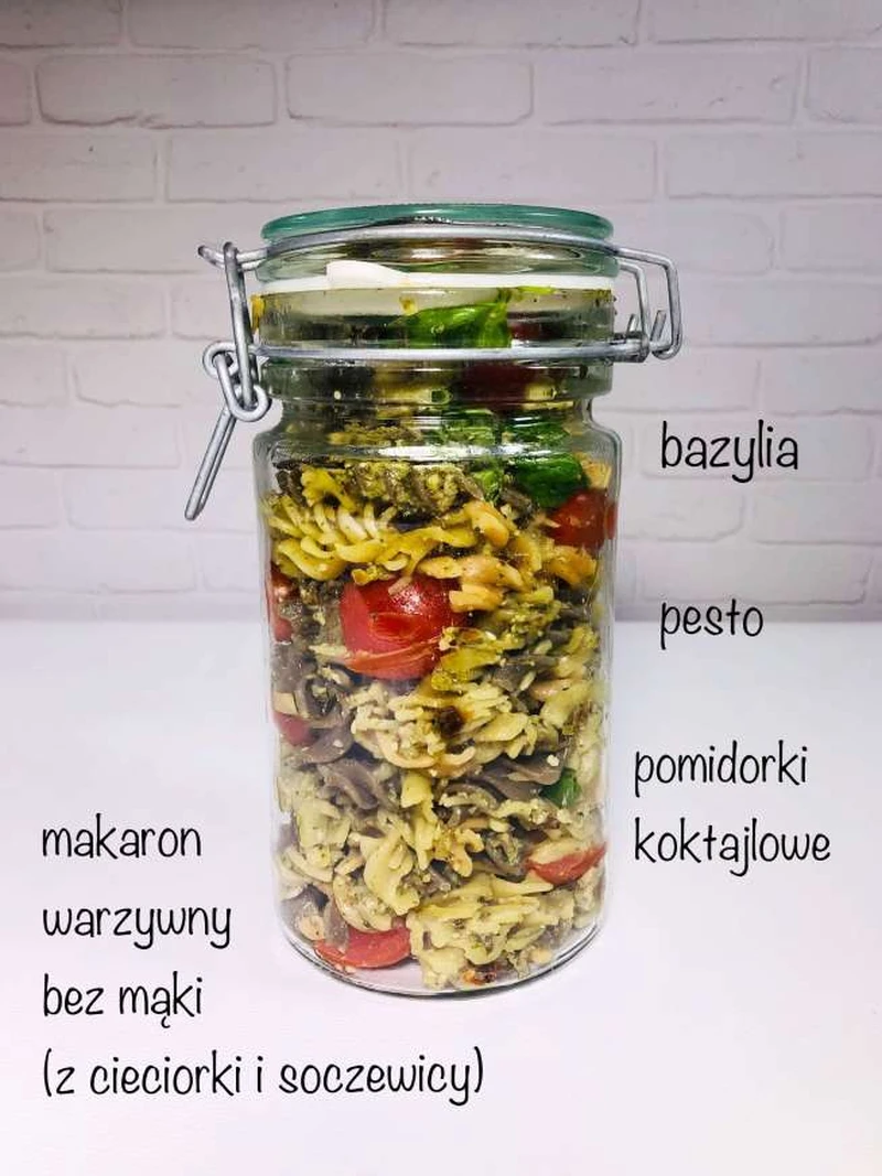CZWARTEK: SYCYLIJSKA PASTA Z PESTO Z RODZYNEK, KAPARÓW I MIGDAŁÓW
