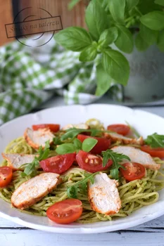 Makaron z pesto z rukoli, pomidorkami koktajlowymi i pieczonym kurczakiem