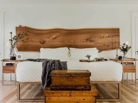 Drewniany zagłówek nad łóżkiem