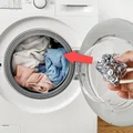 Wrzuć kulkę z folii aluminiowej do pralki! Pokochasz ten trik!