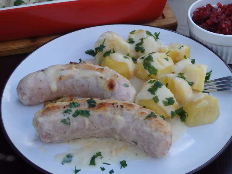 Biała kiełbasa zapiekana w sosie chrzanowym