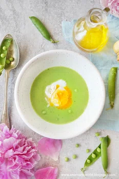 Zupa krem z zielonego groszku z jajkiem w koszulce
