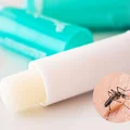 8 nietypowych zastosowań pomadki do ust. Do czego można ją jeszcze wykorzystać? Sprawdź!