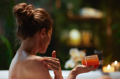 Jak pielęgnacja wpływa na nasze samopoczucie psychiczne? Sprawdź, jak zadbać o cerę i... głowę