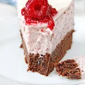 Sernik malinowy na spodzie brownie