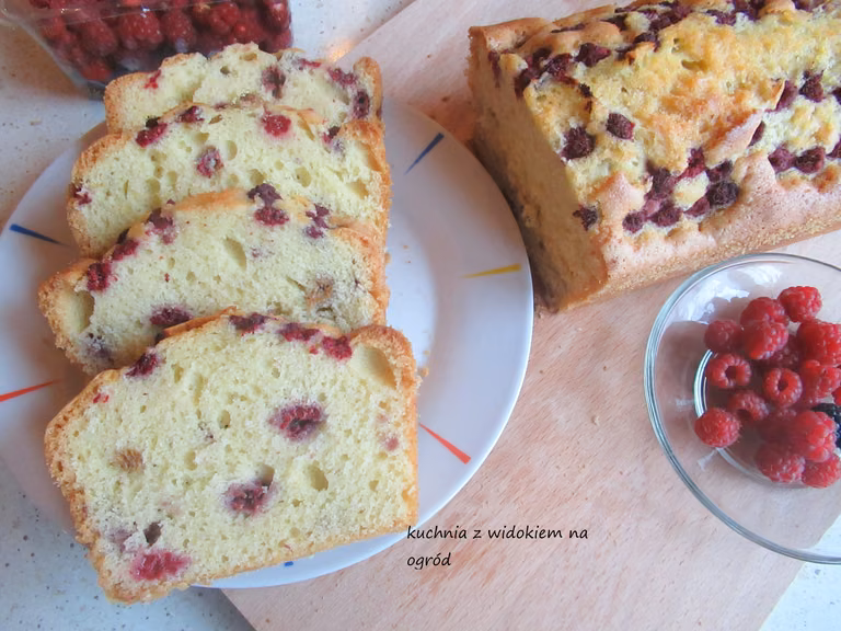 Błyskawiczna babka z malinami.