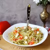 Spaghetti z zielonym pesto, serem i pomidorami