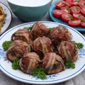 Pieczarki faszerowane otulone boczkiem