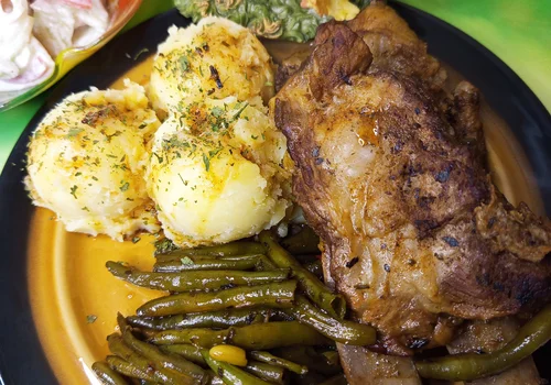 Żeberka wieprzowe duszone w sosie własnym z fasolką szparagową