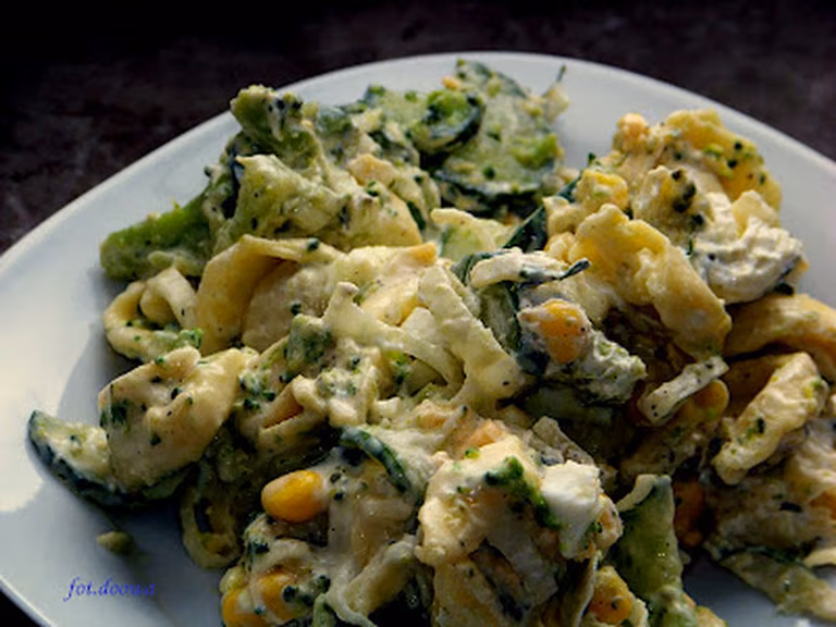 Sałatka z tortellini i brokułami