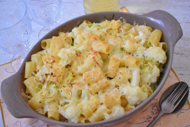 Zapiekanka makaronowa z kalafiorem i porem