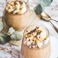 Pudding chia z bananami i masłem orzechowym