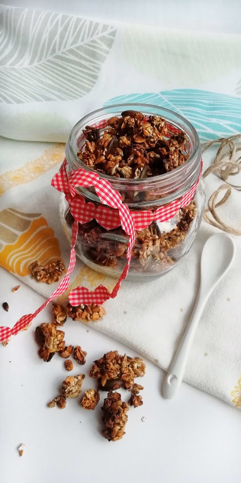 DOMOWA CHRUPIĄCA GRANOLA BEZ ZBĘDNEGO CUKRU