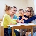 Dlaczego dzieci czasem nie są podobne do swoich rodziców? Genetyczne niespodzianki i recesywne cechy