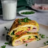 Omlet rolowany z pomidorem, szynką i serem