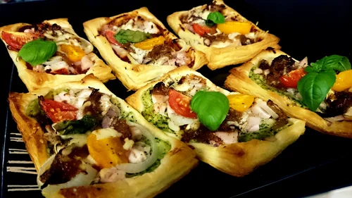 sylwestrowe przekąski: pizzerinki  na cieście francuskim z kurczakiem i cheddarem