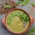Zupa krem z brokuła z dodatkiem pesto z rukoli