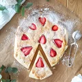 Tarta z białą czekoladą i truskawkami