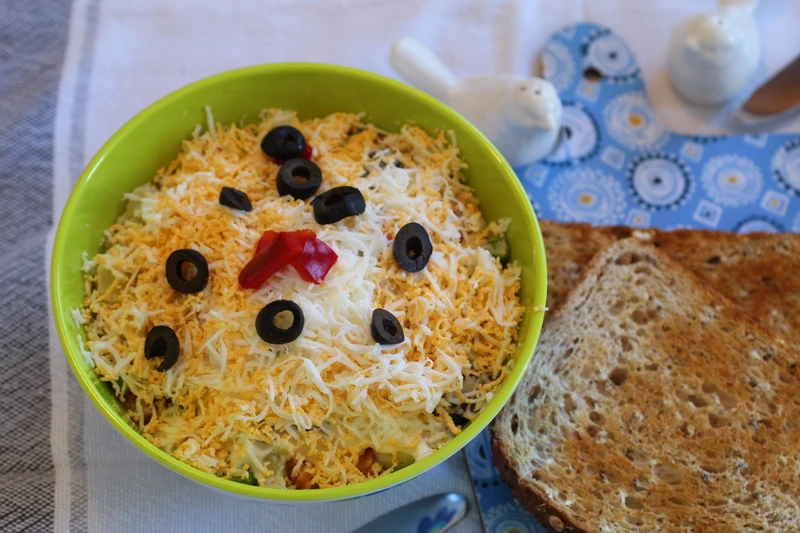 Ensaladilla -Pyszna dawka hiszpańskiego słońca na talerzu.