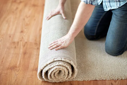 Jak poradzić sobie z zagnieceniami na dywanie?