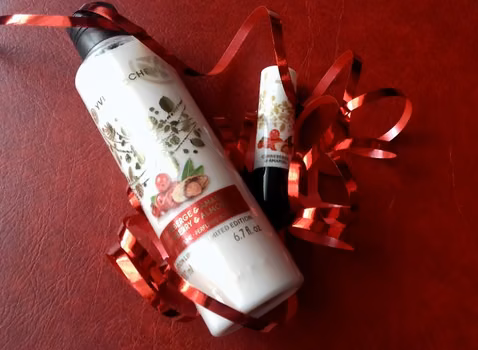PERFUMOWANE MLECZKO DO CIAŁA ORAZ POMADKA OCHRONNA O ZAPACHU ŻURAWINY Z MIGDAŁEM OD YVES ROCHER