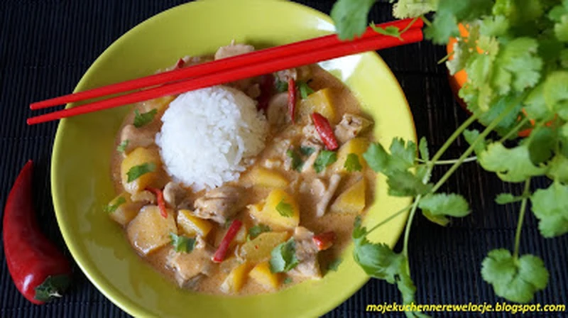 Czerwone curry z kurczaka i mango