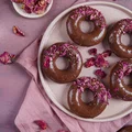 Cynamonowe donuty z piekarnika z polewą czekoladową