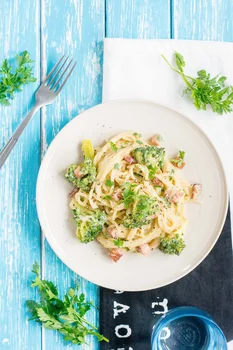 Spaghetti carbonara z brokułem i mozzarellą
