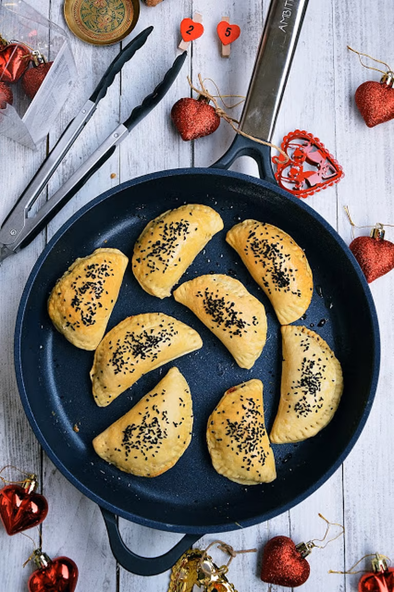 Pieczone pierogi z pieczarkami, czarnymi oliwkami i suszonymi pomidorami