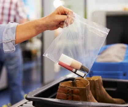 Koniec problemu z płynami w bagażu? Nowoczesna technologia usprawni ruch na lotniskach!
