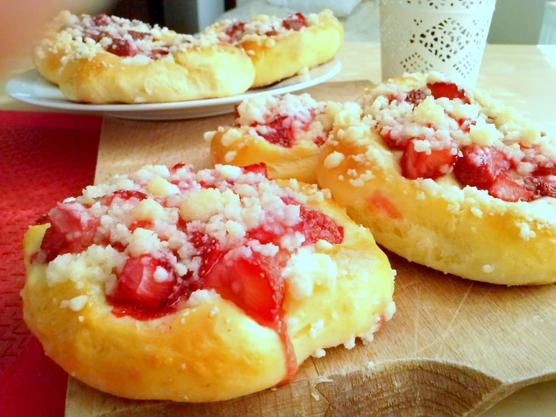 Drożdżówki z truskawkami