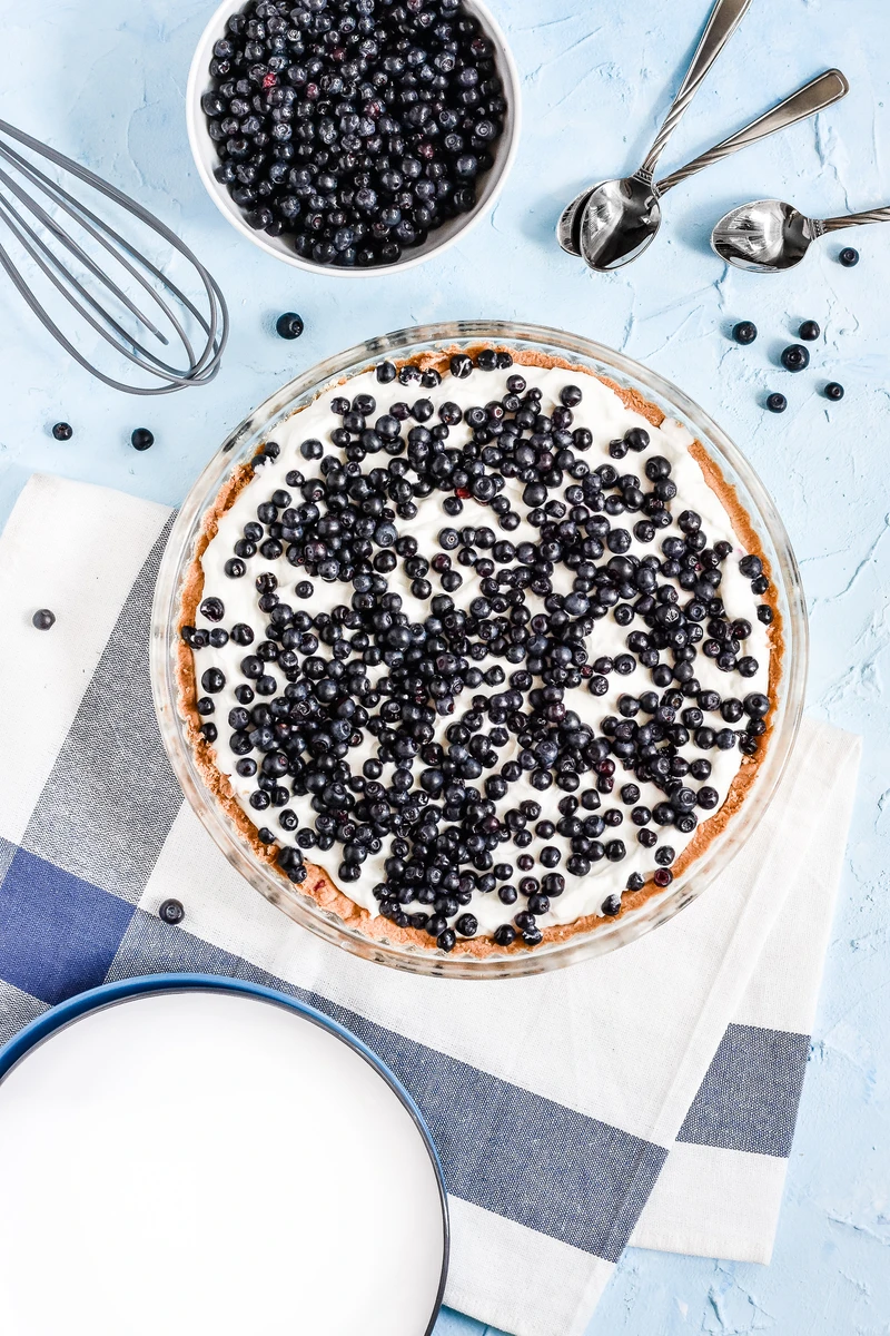 Tarta z bitą śmietaną i jagodami