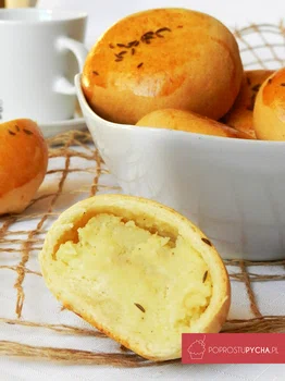 Drożdżówkowe bułeczki z farszem jak na pierogi