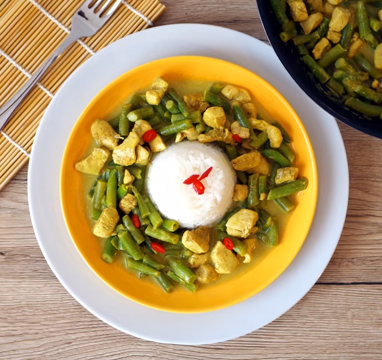 Zielone curry z kurczakiem i fasolką