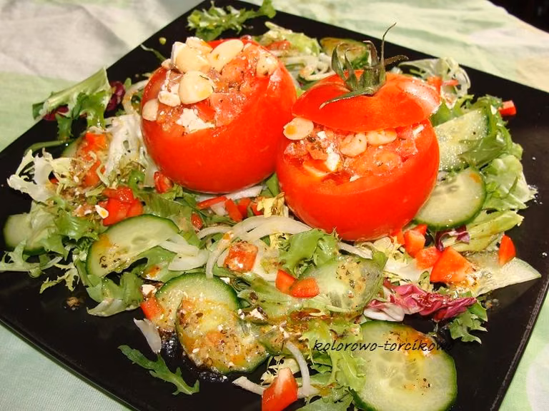 Sałatka w pomidorach